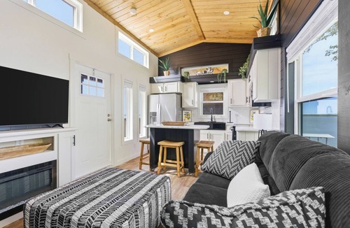 Dogwood House | Lakefront Fireside Retreat Paradise!