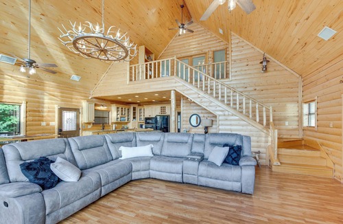 Gladewater House | Lakefront Gladewater Retreat w/Dock + Hot Tub!