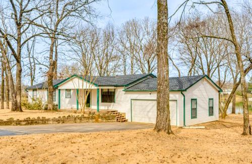 Gibson House | Lakefront Home w/Yard & Deck in North Little Rock