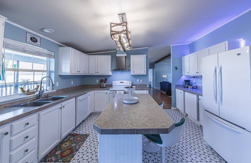 Dennis House | Lakefront Home with dock, 6 Kayaks, Hot Tub! 3 miles to Granbury Square