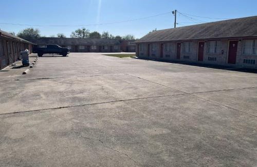 Mathis Hotel | Lakeside inn & suites by OYO Mathis I 37