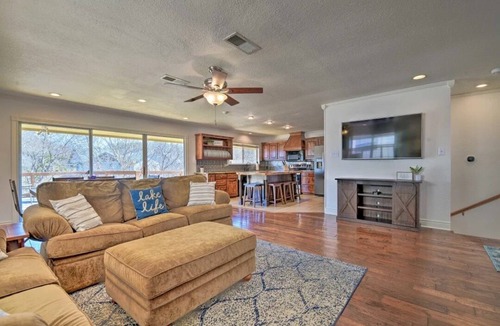 Granbury Cottage | Lakeside Treetop Cottage: Boat Dock & Hot Tub