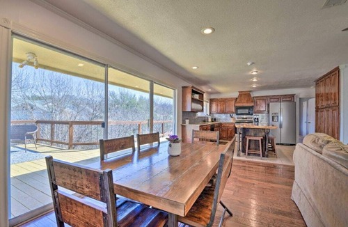 Granbury Cottage | Lakeside Treetop Cottage: Boat Dock & Hot Tub