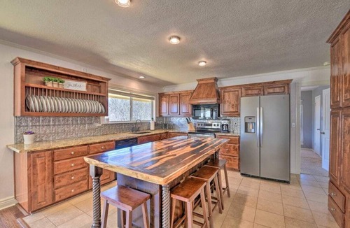 Granbury Cottage | Lakeside Treetop Cottage: Boat Dock & Hot Tub