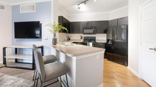 Del Mar Apartment | Landing Beautiful 2BD Clubhouse