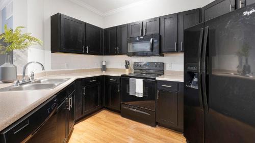 Del Mar Apartment | Landing Beautiful 2BD Clubhouse