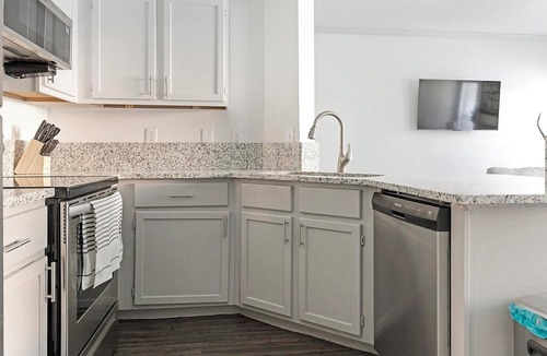 Stone Oak Apartment | Landing | Chic 1BD, Gym