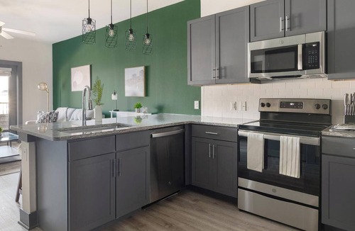 Terrell Apartment | Landing | Chic 1BD, Gym