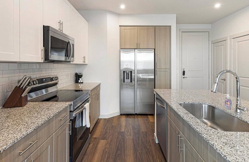 Fate Apartment | Landing | Chic 1BD, Pool, Gym