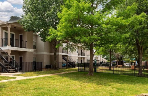 Allen Apartment | Landing | Chic 2BD, Courtyard, Gym