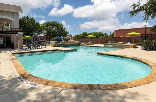 Allen Apartment | Landing | Chic 2BD, Courtyard, Gym