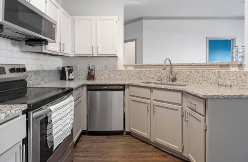Stone Oak Apartment | Landing | Chic 2BD, Gym