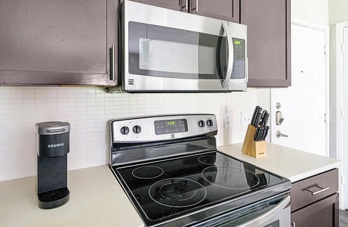 Katy Apartment | Landing | Chic 2BD, Gym, Pool