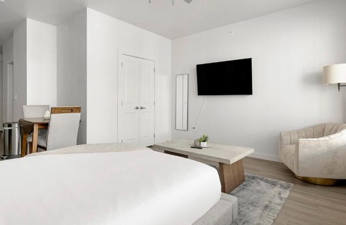 Sweetbriar Apartment | Landing Chic Studio Gym Pool