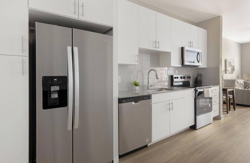 Sweetbriar Apartment | Landing | Incredible 1BD, Gym, Pool