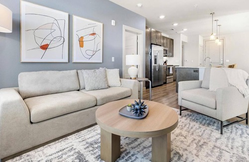 Allen Apartment | Landing | Modern 1BD, Gym, Courtyard