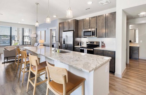 Allen Apartment | Landing | Modern 1BD, Gym, Courtyard