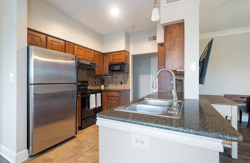 West Oak Hill Apartment | Landing | Modern 2BD, Gym