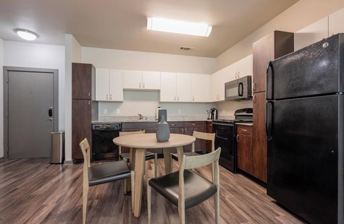 Tobin Hill Apartment | Landing | Modern 3BD, Courtyard, Clubhouse