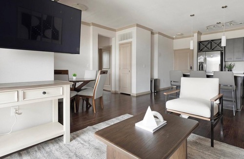 Wetmore Apartment | Landing | Modern 3BD, Gym, Yoga Studio