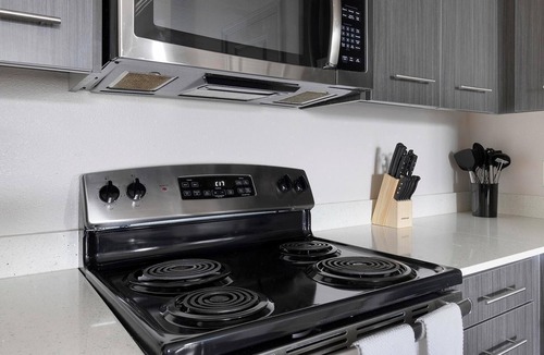 Wetmore Apartment | Landing | Modern 3BD, Gym, Yoga Studio