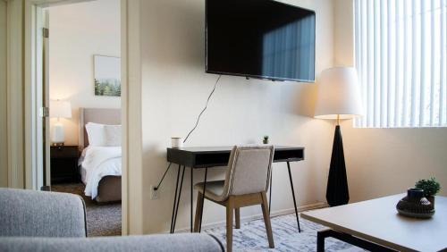Tucson Apartment | Landing - Modern Apartment with Amazing Amenities (ID7401X51)