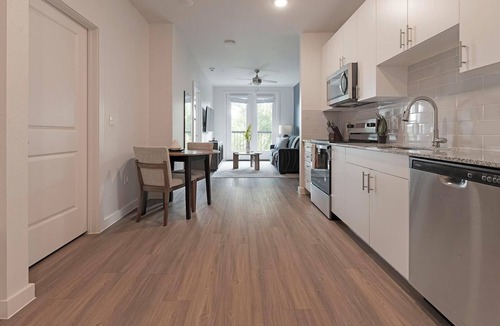 Sweetbriar Apartment | Landing | Spectacular 1BD, Gym, Pool