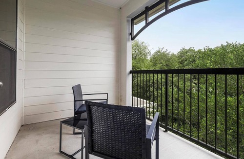 West Oak Hill Apartment | Landing | Spectacular 2BD, Gym