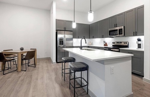 MLK Apartment | Landing | Stunning 2BD, Game Room, Gym