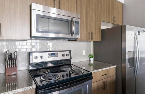 Memorial Apartment | Landing | Stunning 2BD, Gym