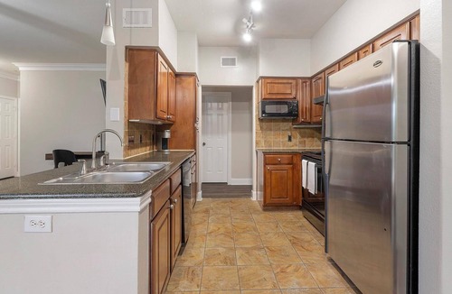 West Oak Hill Apartment | Landing | Stunning 2BD, Gym