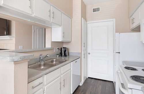 Fort Worth Apartment | Landing | Stylish 1BD, Rooftop Lounge, Gym