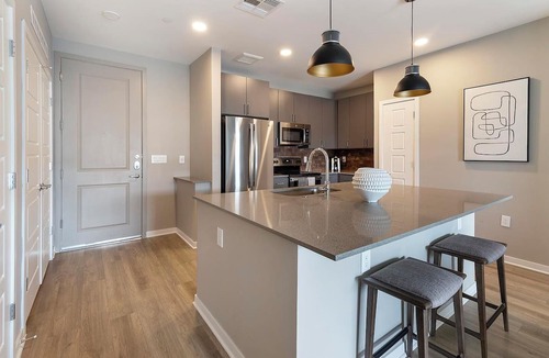 Warehouse District Apartment | Landing | Stylish 2BD, Yoga Studio, Pool