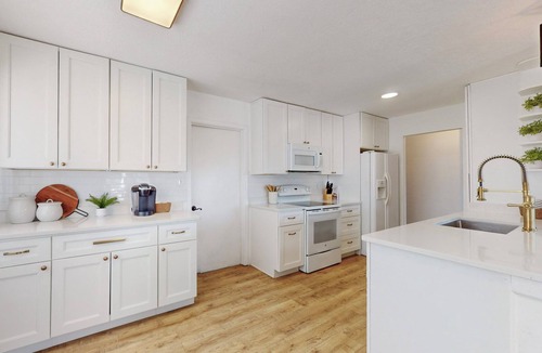 Academy Place House | Large Backyard, Walking Distance to Bars and Restaurants. 10 Minutes to Tram!