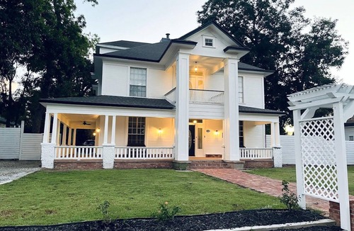 Waco House | Large Group Space - King Beds -Firepit - Rose Haven, King Beds -Minutes to Magnolia -Large Group Spa.