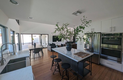 Arcadia Lite House | Large Modern 4 Bed in Arcadia w/Pool & HT - 10min from old town Scottsdale