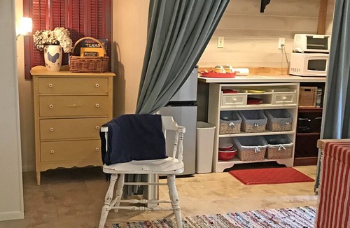 Paluxy House | Large, Stunning & Cheery Private Farmhouse Style Apartment with King Bed & Patio