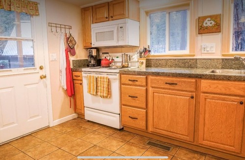 Camp Connell Cabin | LAZY BEAR CABIN! Sleeps 10, wheelchair accessible, great Highway 4 location!