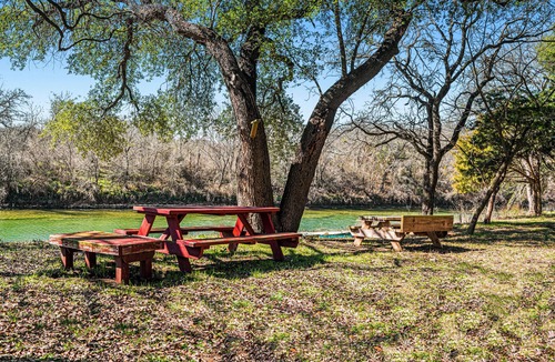 McGregor Cottage | Lazy River Cottage on the Middle Bosque River - kayaks and boats available.
