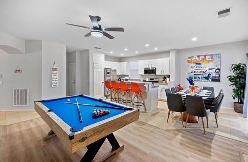 Coachella House | LAZY RIVER, mini WATERPARK, Slides, Basketball Ct, Firepit, Arcades, 6 Bedrooms