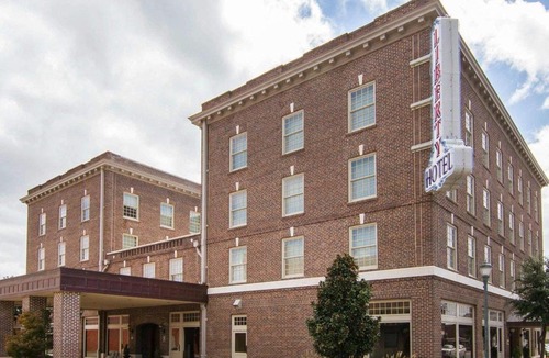 Cleburne Hotel | Liberty Hotel, an Ascend Collection Hotel