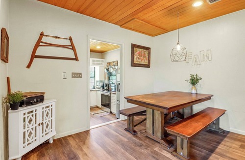 Dripping Springs House | Live Oak Lodge ↠ Rustic Barndo w Dog (or Kid) Run, Pickleball