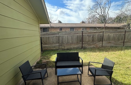 Zilker House | Location and Comfort! 2-bedroom townhome in Austin! AC! Fireplace! Backyard!