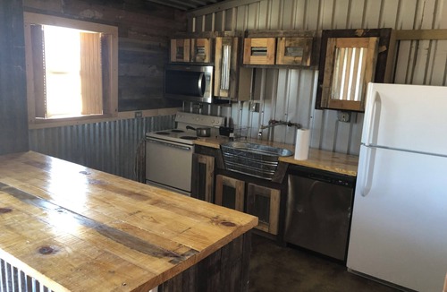Dublin Cabin | Lodging 7min from Stephenville. 2bedroom, 2bathroom. Horse barn Stalls, Turnouts