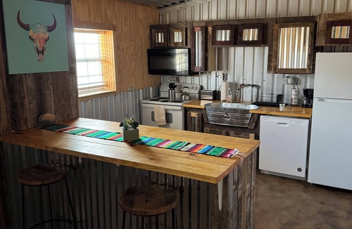 Dublin Cabin | Lodging 7min from Stephenville. 2bedroom, 2bathroom. Horse barn Stalls, Turnouts