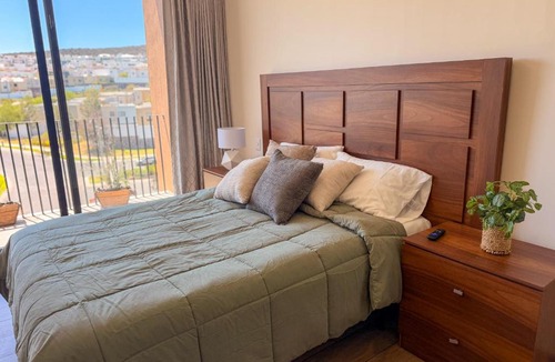 El Marques Apartment | Loft en Zibata con Vista Alberca y Gym