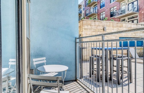 Barton Heights Apartment | Lovely Barton Springs 1BR w/Gym, Pool & W/D, nr downtown, by Blueground