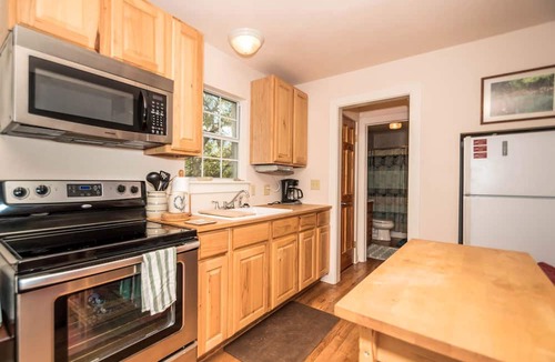 Hammett's Crossing Cottage | Lovely Cottage Retreat in Texas Hill Country with Cypress Creek Views near Hamilton Pool