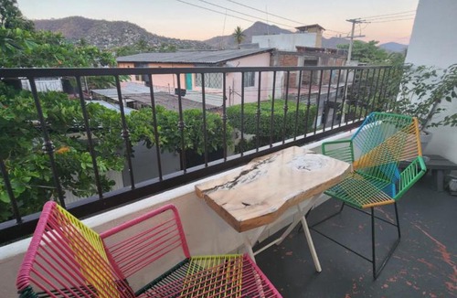 Almacen Apartment | Lovely studio apartment with balcony AC & wi-fi, minutes from downtown!