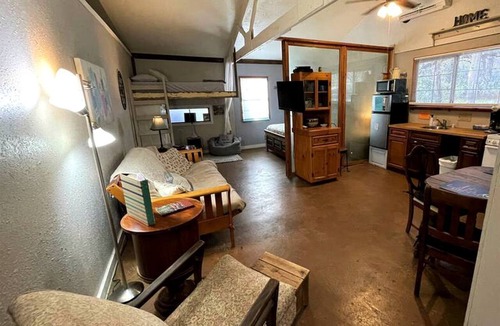 Marble Falls Cabin | Lovely Studio Rental with Hamilton Creek Views for Vacation in Marble Falls, Texas